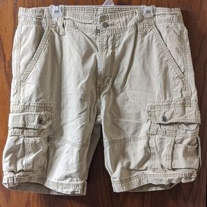 SOLD---Levi's Men's Size 38 Cargo Shorts